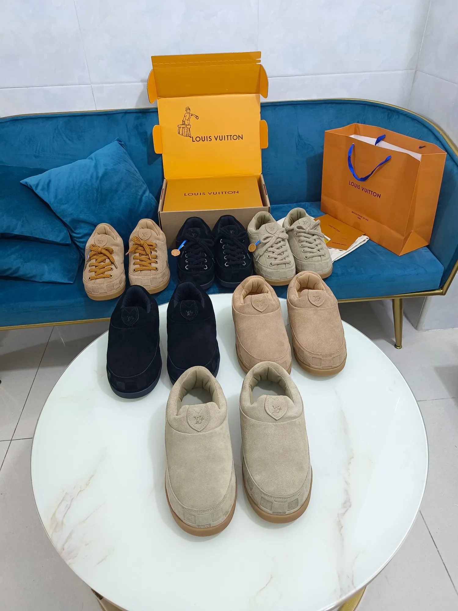 👟👟Ex-factory price 640👟👟 LV YETI slip-on shoes, based on suede cow leather, partially embossed with Nigo's reinterpretation of LV Damier pattern, cleverly echoing the Chinese tradition of taking off shoes when entering the house, and the "small feet" aesthetic is integrated into Chinese street genes. The palm-printed rubber outsole hides the LV letters and Monogram flowers. The exquisite craftsmanship made in Italy shows the brand's heritage in a comfortable slip-on style. The reservation mode adds a unique style, it is traditional and trendy, and it is suitable for couples aged 35-45.